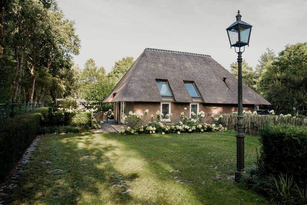 Buitenaanzicht van het huis in een groene tuin