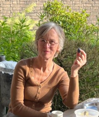 Portret van Jannie Polinder buiten, zonder voorwerpen op de voorgrond